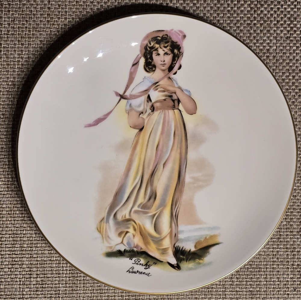 Elegant Gold and Cream Decorative Plate